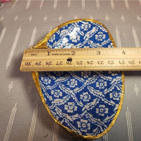 DECOUPAGE CLAM SHELL DECOUPAGE BLUE PATTERN ON A CLAM SHELL TRINKET DISH - Picture 10 of 11